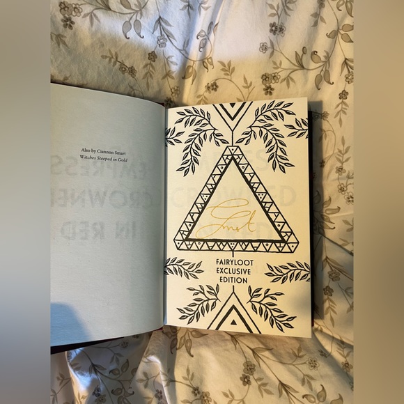 Witches Steeped in Gold and Empress Crowned in Red Fairyloot editions - Picture 4 of 5